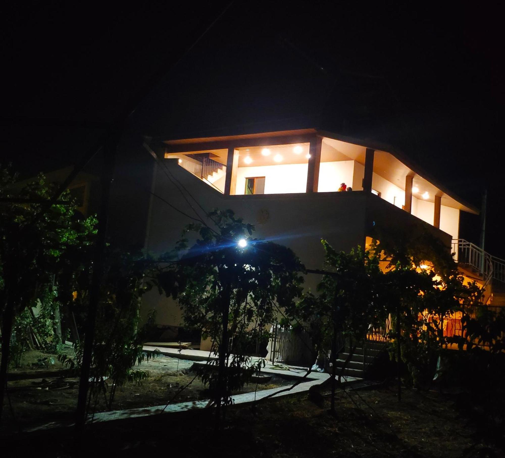 Apex Rest House Of 10 Rooms And Pool Jerevan Eksteriør bilde