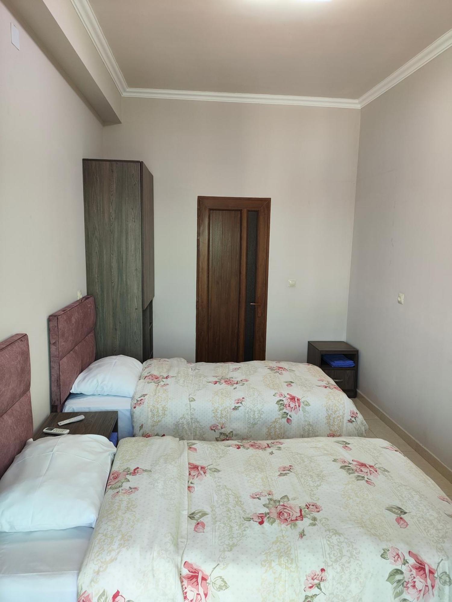 Apex Rest House Of 10 Rooms And Pool Jerevan Eksteriør bilde
