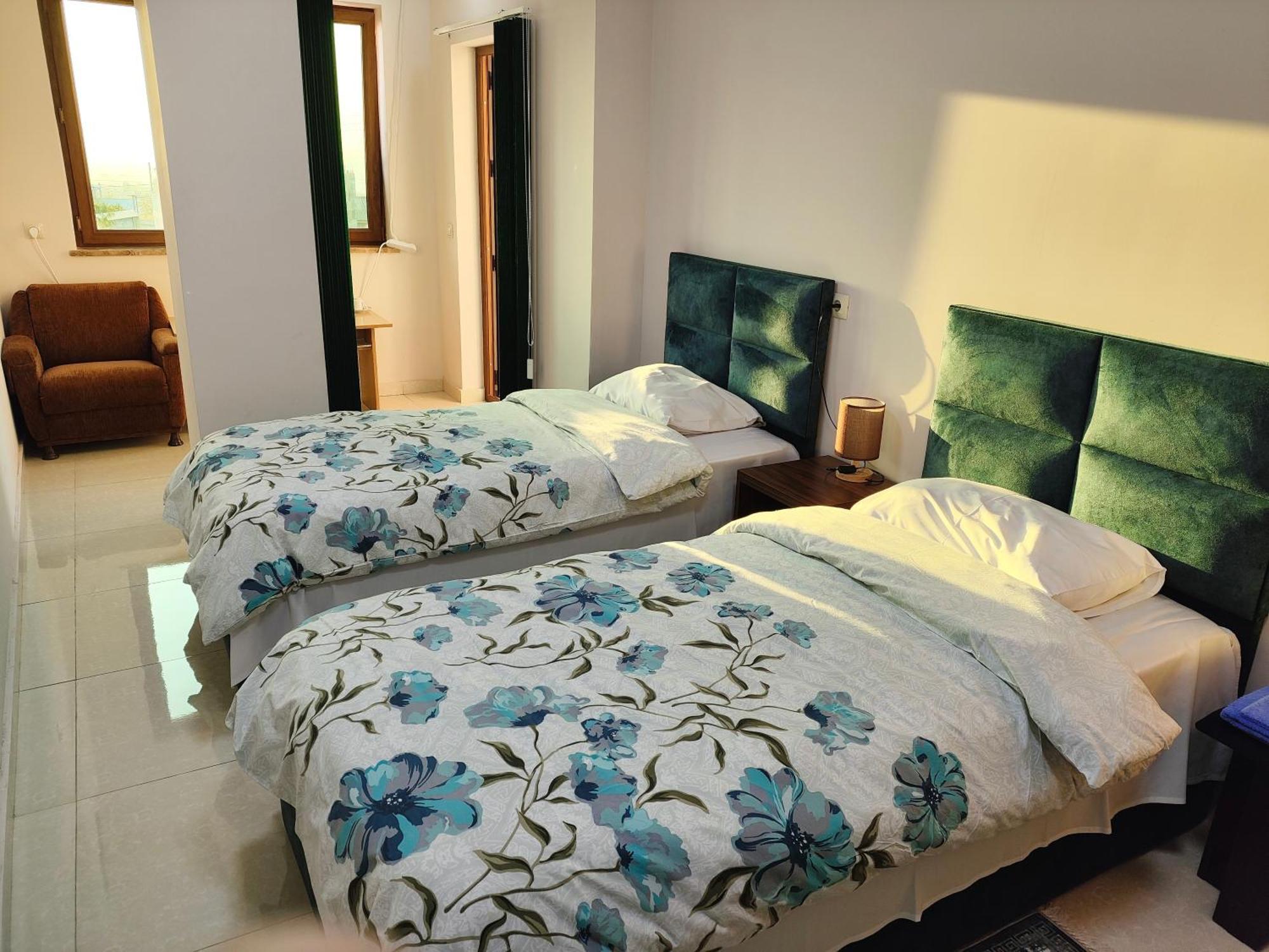 Apex Rest House Of 10 Rooms And Pool Jerevan Eksteriør bilde