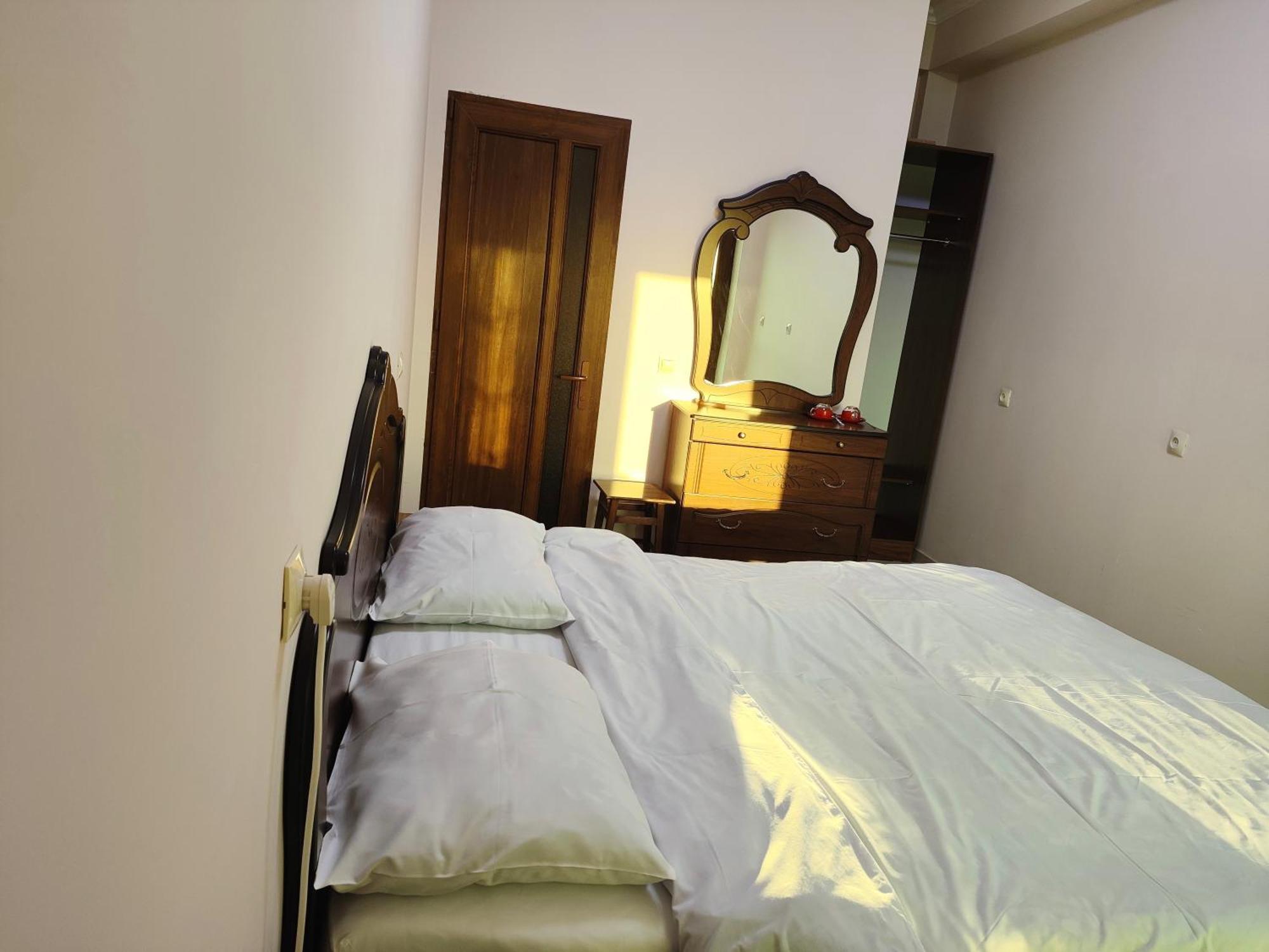 Apex Rest House Of 10 Rooms And Pool Jerevan Eksteriør bilde
