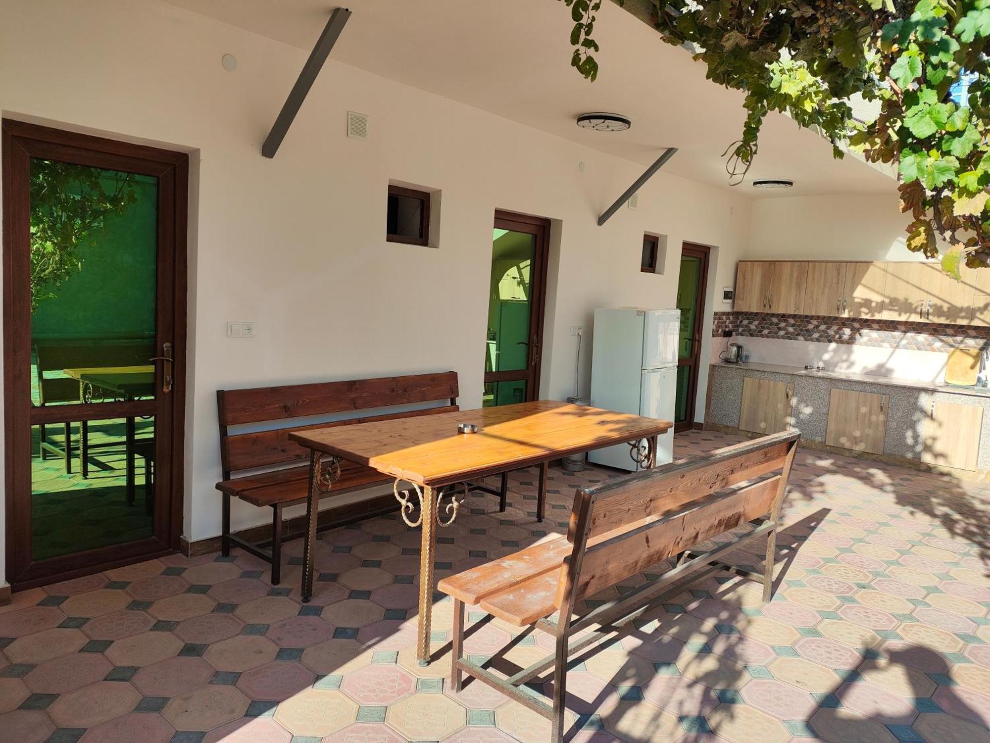 Apex Rest House Of 10 Rooms And Pool Jerevan Eksteriør bilde