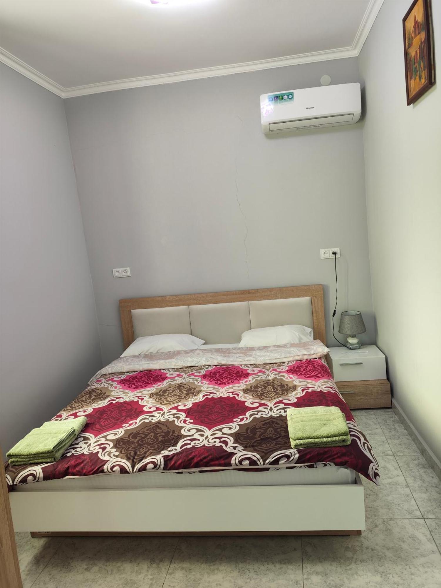 Apex Rest House Of 10 Rooms And Pool Jerevan Rom bilde